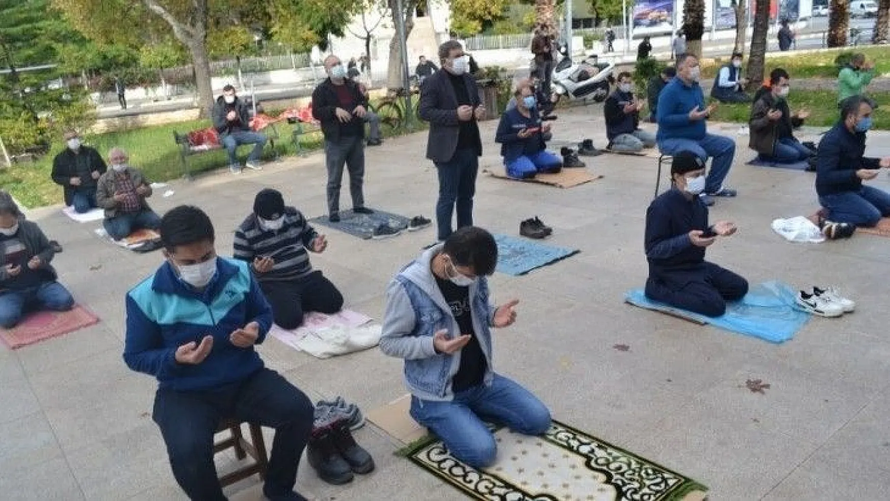 Vatandaşlar en yakın camide Cuma Namazı kılacak