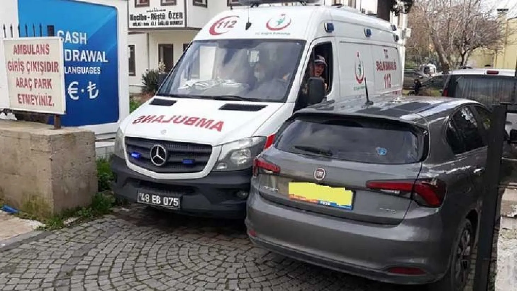 Yanlış park edilen araç ambulansın çıkışını engelledi