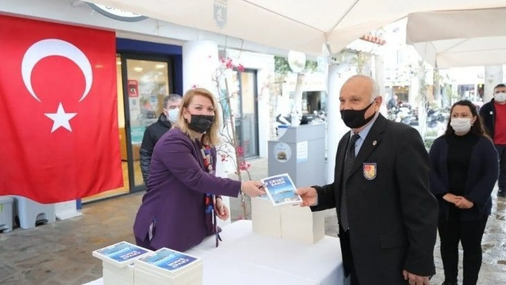 Yaşlılara Saygı Haftası'nda Cevat Şakir kitabı hediye edildi