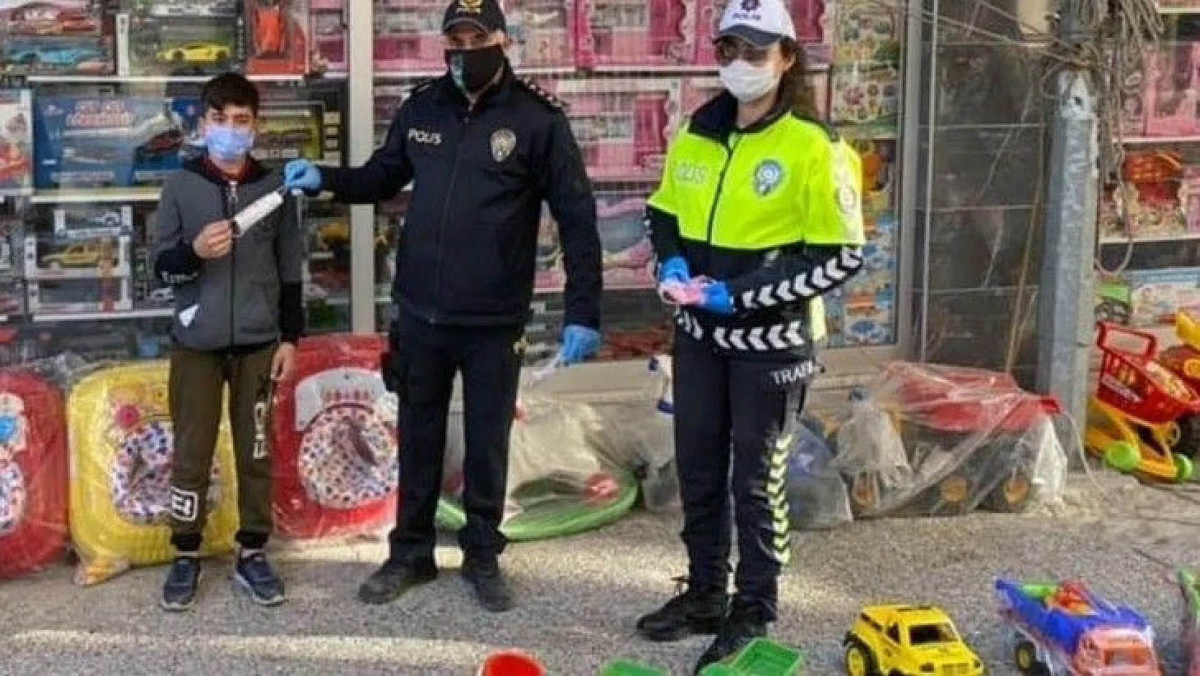 Yatağan polisinden çocuklara maske
