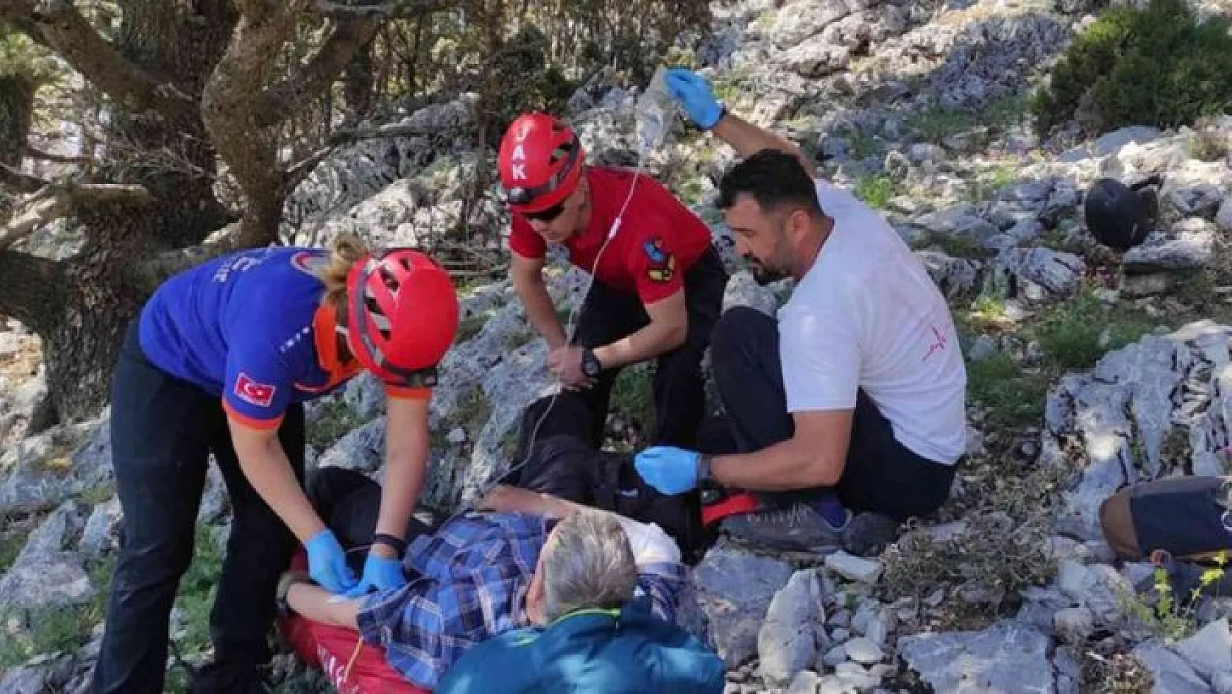 Yedek paraşütü açılan İngiliz turist kayalıklara düştü