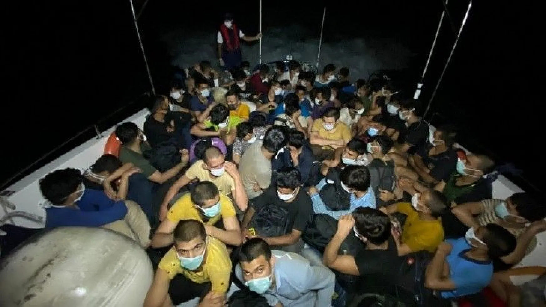 Yelkenli teknede 63 göçmen yakalandı