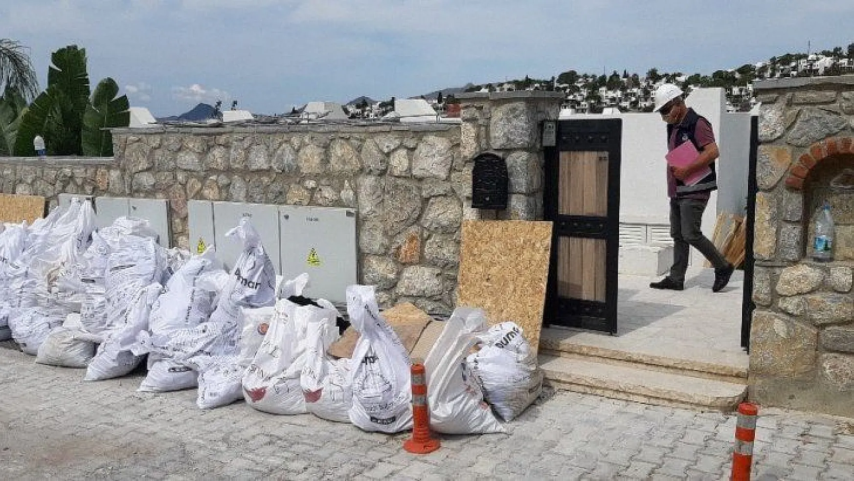 Yılmaz Özdil'in ofis diye alıp yazlık eve çevirdiği villanın yıkımı devam ediyor