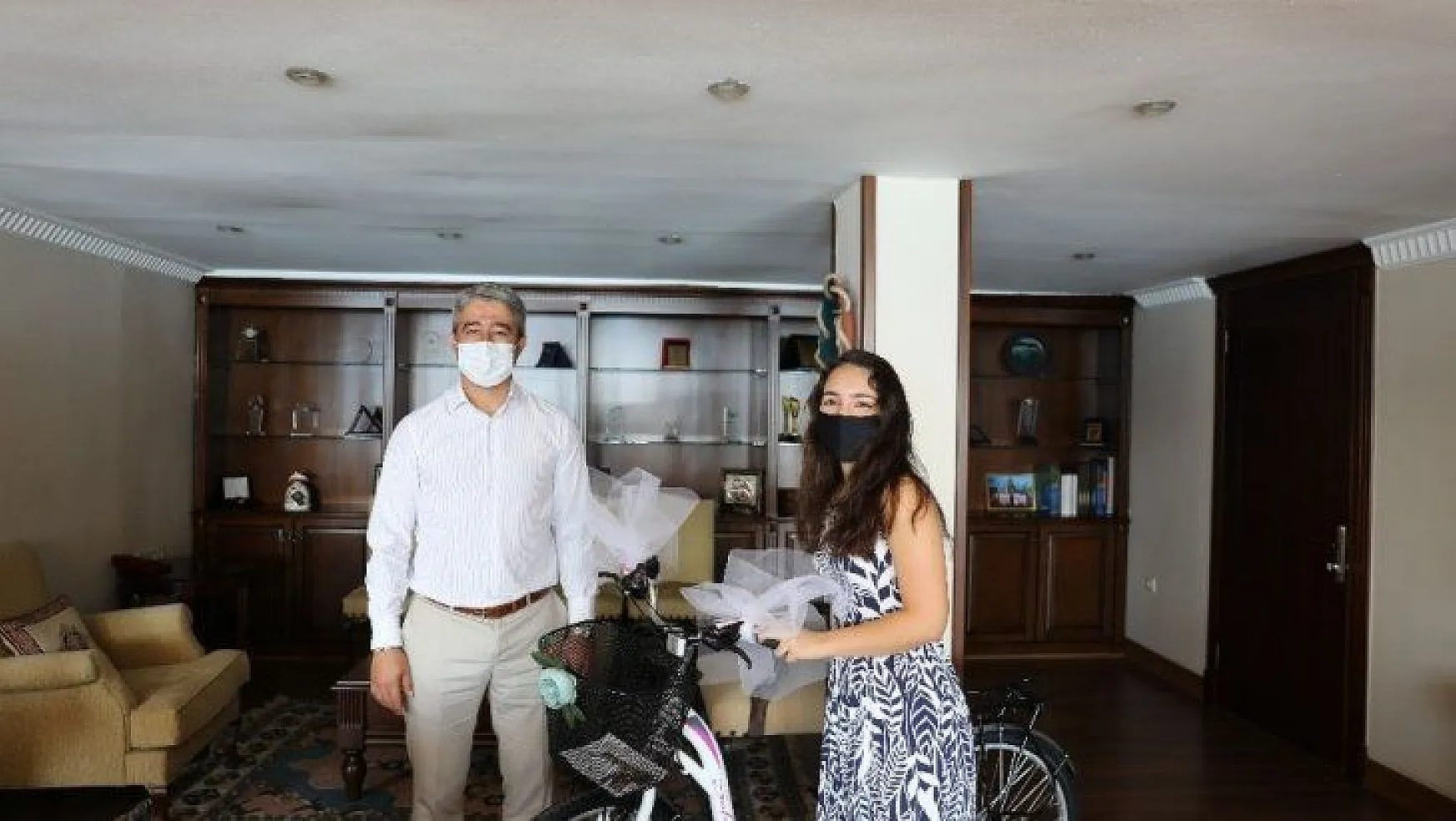 YKS birincisi Uyar'a Marmaris Belediyesi'nden bisiklet hediyesi