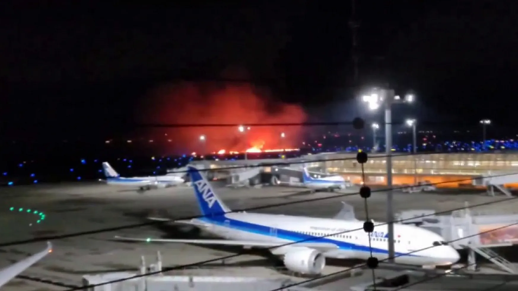 Yolcu uçağı alev aldı: 379 kişi tahliye edildi