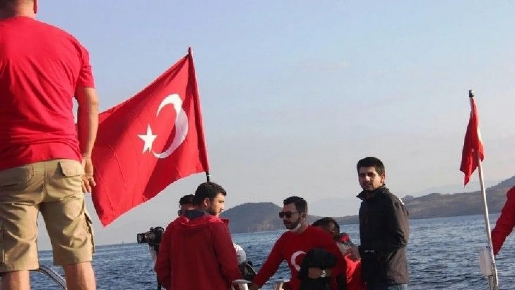 Yunan adalarına karşı dev Türk bayrağı astılar