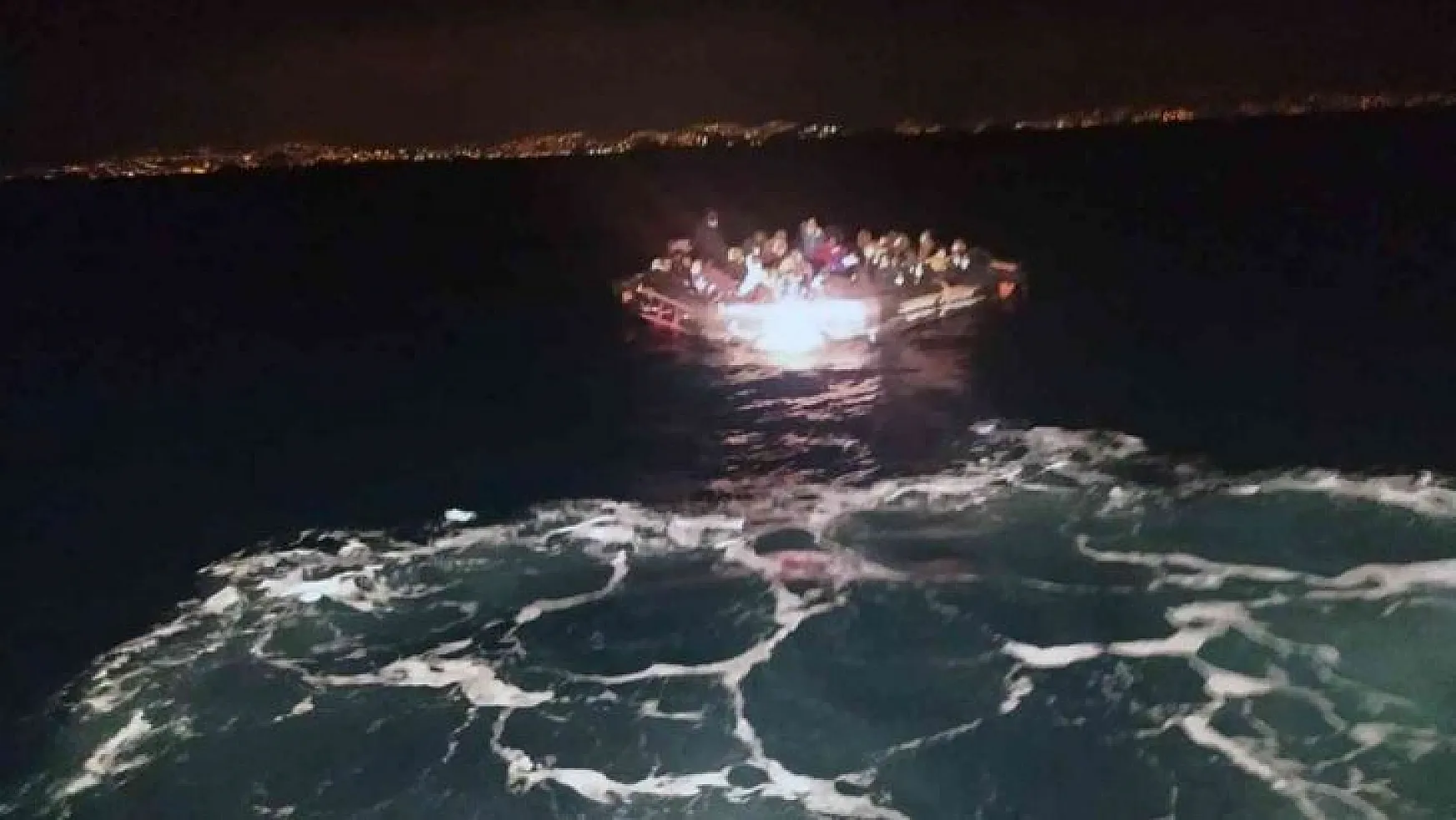 Yunan adalarından Türk karasularına geri itmeler sürüyor