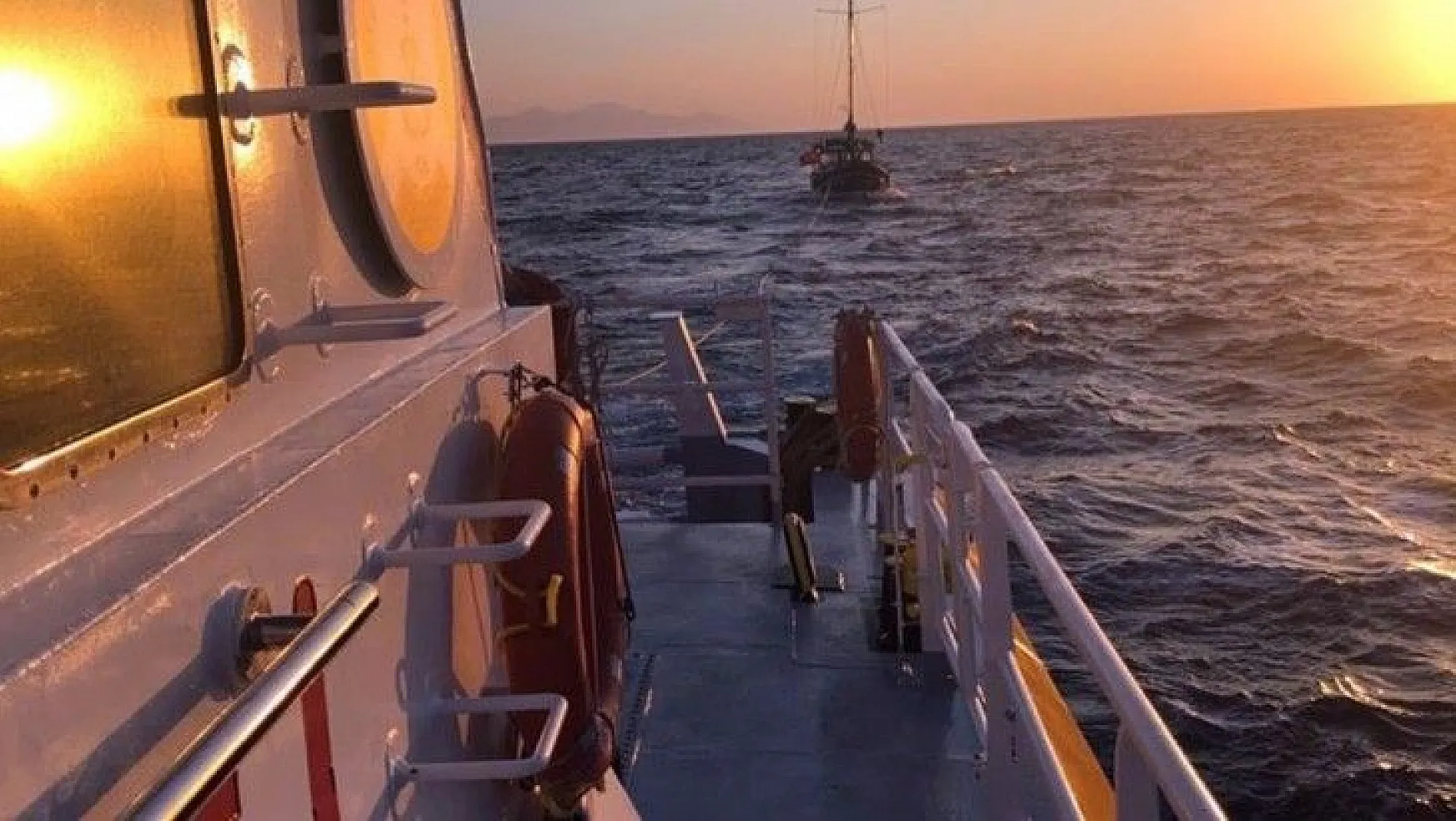 Yunan karasularına sürüklenen tekne kurtarıldı