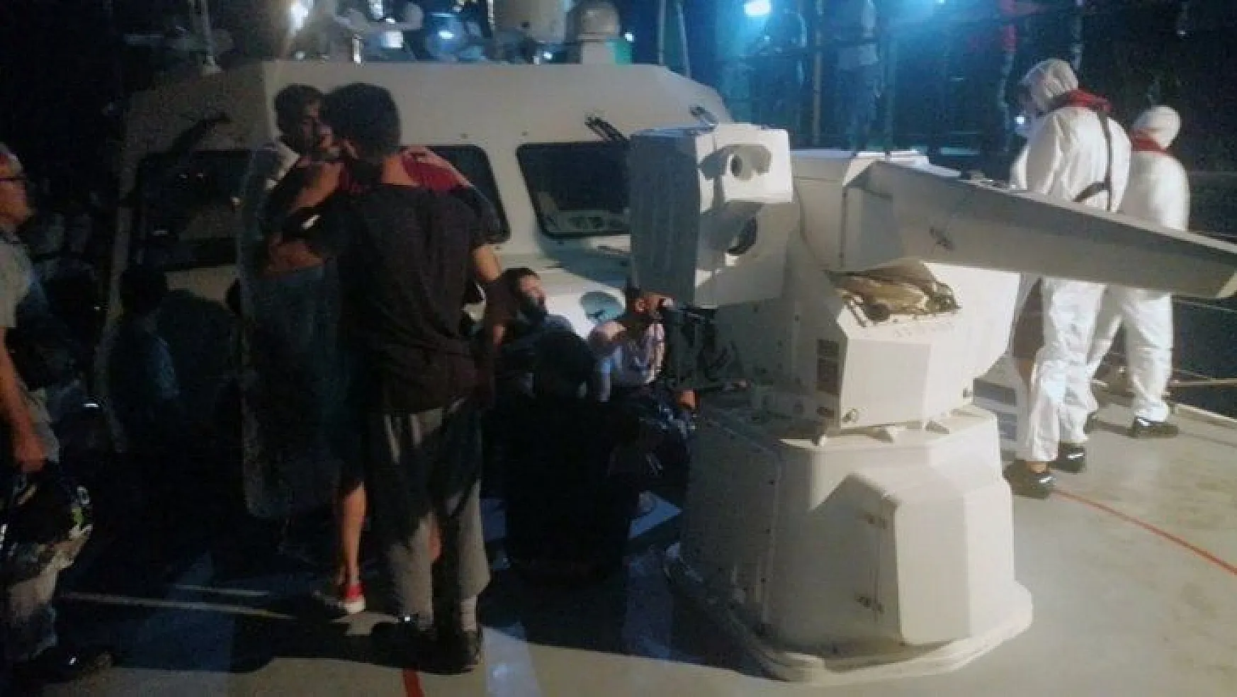 Yunan karasularında batan teknedeki 18 sığınmacı kurtarıldı