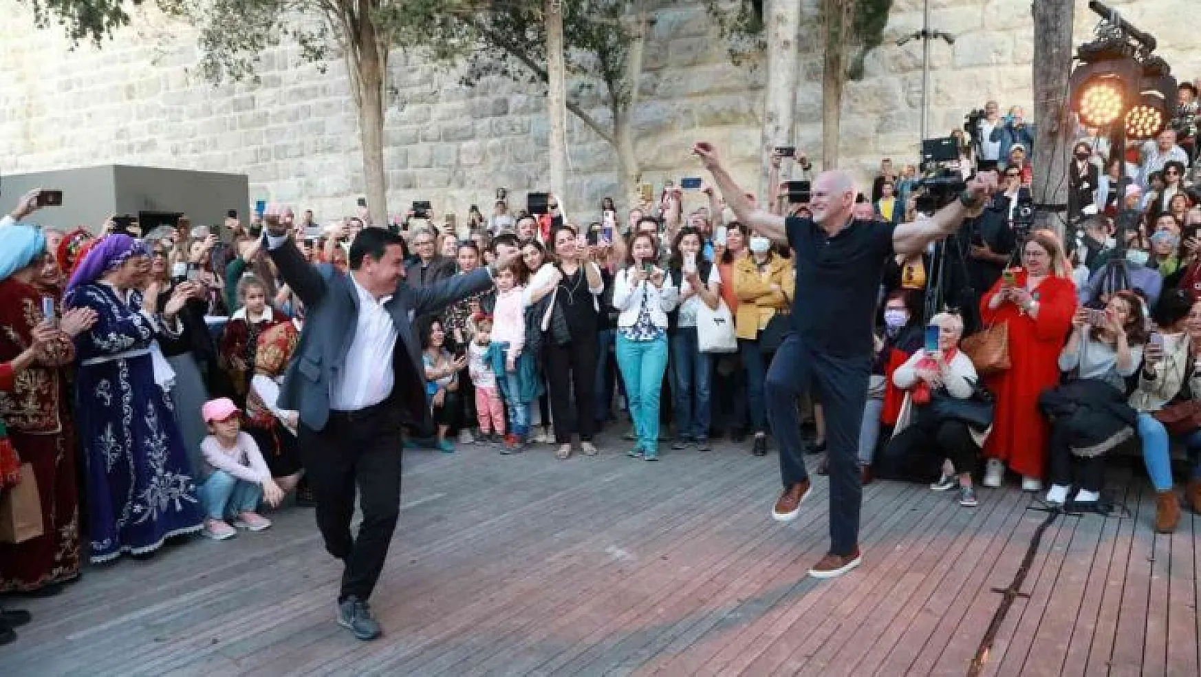 Yunanistan eski Başbakanı Papandreou sirtakiyi bırakıp, Başkan Aras'la zeybek oynadı