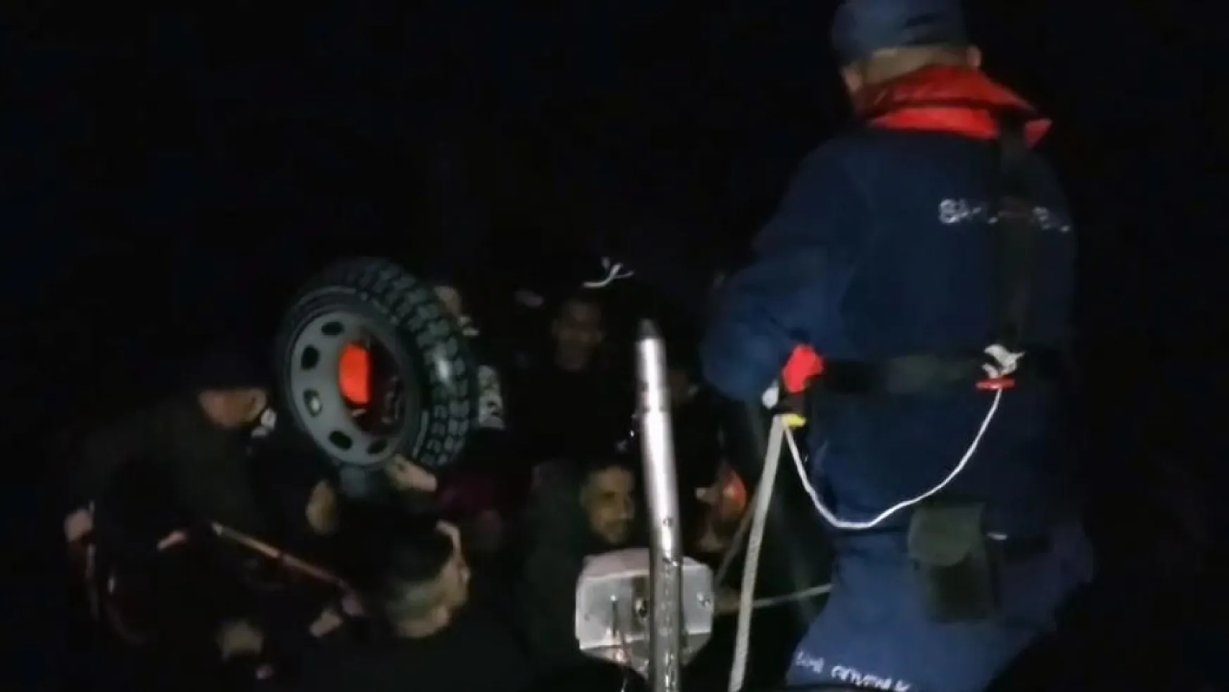 Yunanistan'ın geri ittiği can salındaki 18 düzensiz göçmen kurtarıldı