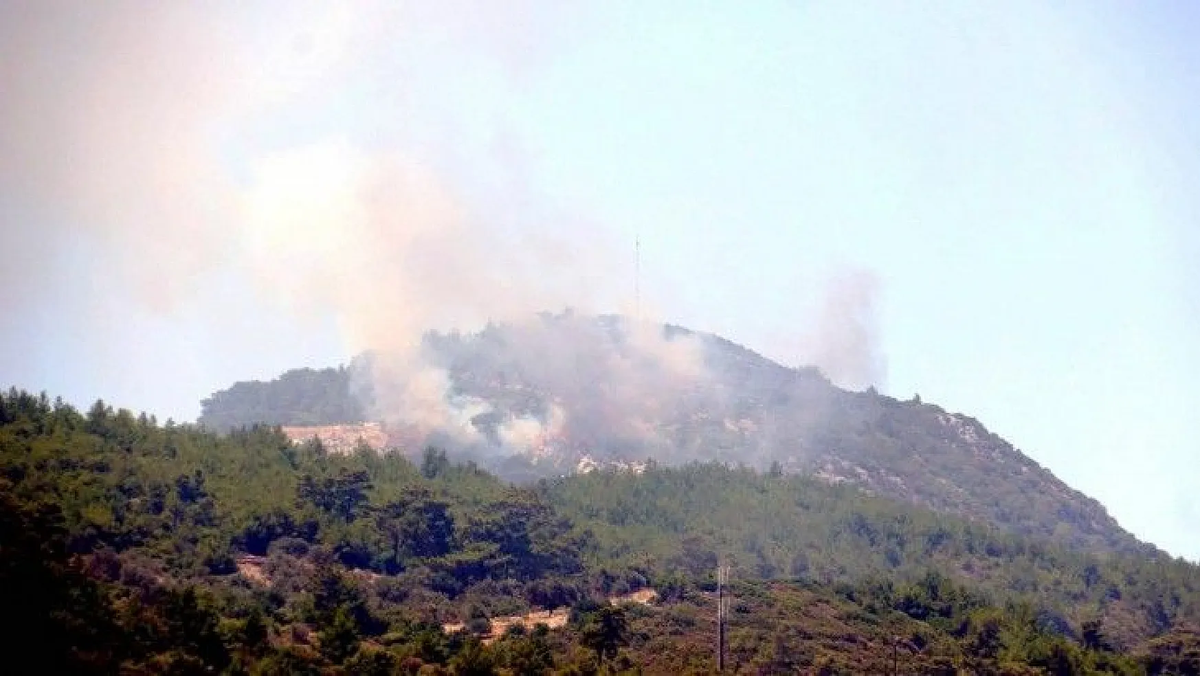 Yunanistan'ın Sisam adası yanıyor