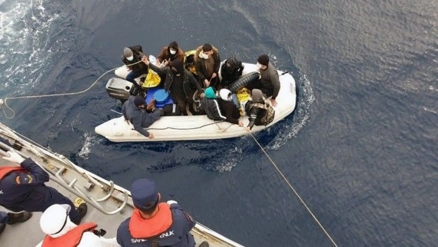 Yunanlılar 11 göçmeni lastik botla geri gönderdi