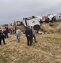 Afyonkarahisar'da Midibüs Şarampole Devrildi: 25 Kişi Yaralandı