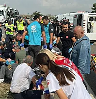 Antalya-Isparta Karayolu'nda yolcu midibüsü devrildi: 1'i ağır 17 yaralı