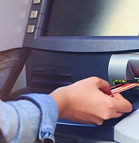 ATM'de bu hatayı yapmayın! Hem paranızdan hem kartınızdan olabilirsiniz