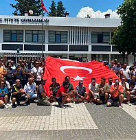 Babadağ pilotlarının eylemi ikinci gününde: Fethiye Kaymakamlığı bahçesinde Türk Bayrağı açtılar