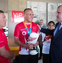 Bakan Bak'a Boks Eldiveni Hediye Etti