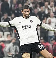 Beşiktaşlı futbolcu Ümit Akdağ'ın sağ elinde kırık tespit edildi