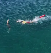 Birlikte yüzen kişilerin 'meydan okumaları' boğulma riskini artırabilir