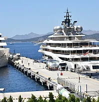 Bodrum'a gelen dev yatlar 'Blue' ve 'Hadar'a tankerlerle yakıt ikmali yapıldı