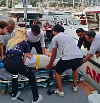 Bodrum açıklarında teknede düşerek yaralanan turist deniz ambulansıyla tahliye edildi