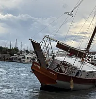 Bodrum'da 2,5 milyon TL'lik yelkenli karaya oturdu