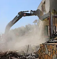 Bodrum'da kaçak yapılarda yıkım çalışmaları sürüyor