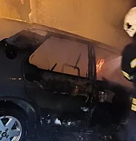 Bodrum'da kaza yapan otomobil alev aldı