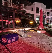 Bodrum'da Lüks Otomobil Börekçiye Daldı: 2 Yaralı
