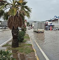 Bodrum'da yol göle döndü