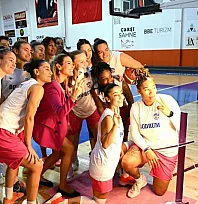 Bodrum kadın basketbol takımı ve doktorlar meme farkındalığı için maç yaptı