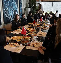 Bodrumspor kadın voleybol takımı, Vakıfbank maçı öncesi kahvaltıda moral depoladı