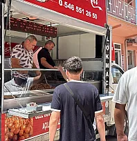 Boşanmasını lokma dağıtarak kutladı