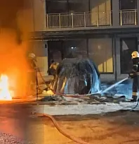 Dalaman'da park halindeki elektrikli araç alev alev yandı