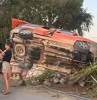Datça'da korkutan kaza: Devrilen araç iş yerlerine metreler kala durdu