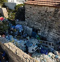 Datça'da kötü kokuların yayıldığı çöp evden 5 ton çöp çıkarıldı