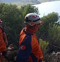 Datça'da koyda mahsur kalan kişi MAG-AME ekiplerinin yardımıyla kurtarıldı