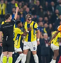 Derbilerde kartlar havada uçuşuyor