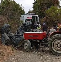 Devrilen traktörün altında kalan 2 kişi yaşamını yitirdi