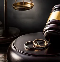 Eşe 'Eşek' demek hem boşanma hem tazminat sebebi