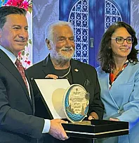 Fedon'a Muğla Büyükşehir ve Bodrum Belediyesinden fahri turizm elçiliği beratı ve plaketi