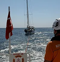 Fethiye açıklarında sürüklenen teknedeki 4 kişi kurtarıldı