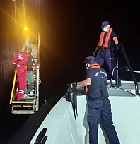 Fethiye açıklarında ticari gemide rahatsızlanan vatandaşa Sahil Güvenlikten tıbbi tahliye