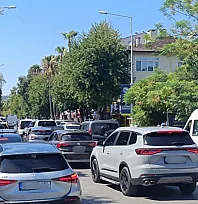 Fethiye Atatürk Caddesi'nde okul çıkışlarında trafik yoğunluğu