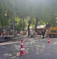 Fethiye Belediye Caddesi'nde kaldırım parkeleri yenileniyor