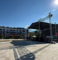 Fethiye Beşkaza Meydanı Derya Uluğ konserine hazırlanıyor