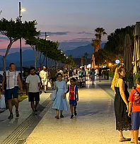 Fethiye Çalış Plajı akşamları serinlemek isteyenlerin adresi oldu