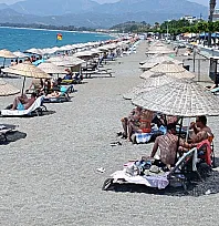 Fethiye Çalış Sahili'nde Yerli ve Yabancı Turistler Denizin Keyfini Çıkardı
