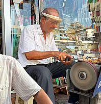 Fethiye'de 50 yıla yakın süredir bıçak bileyliyor: 'Bitmeye yakın bir meslek'